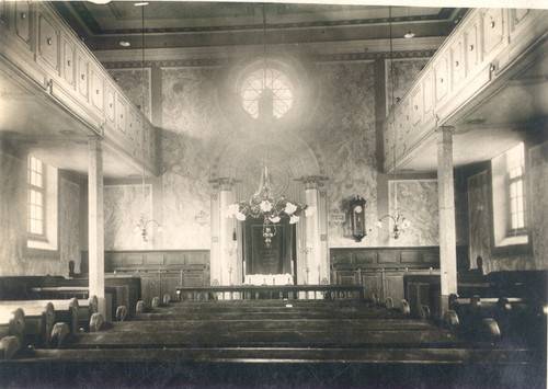 A siófoki zsinagóga belső tere 1945 előtt. Fekete-fehér képeslap